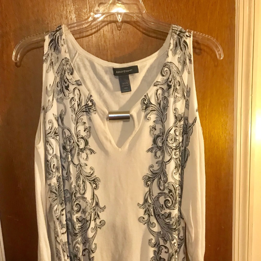 Cold shoulder fitted sweater